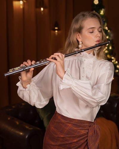 Complete Nickel Flute Set for Beginners: 16 Keys, Stand & Accessories Included - Picture 7 of 9