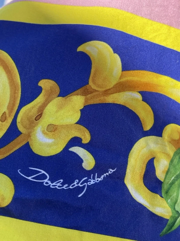 Vestido rosa Dolce & Gabbana para niñas con florero mayólica azul y limones usado talla 6 Foto 3 de 4