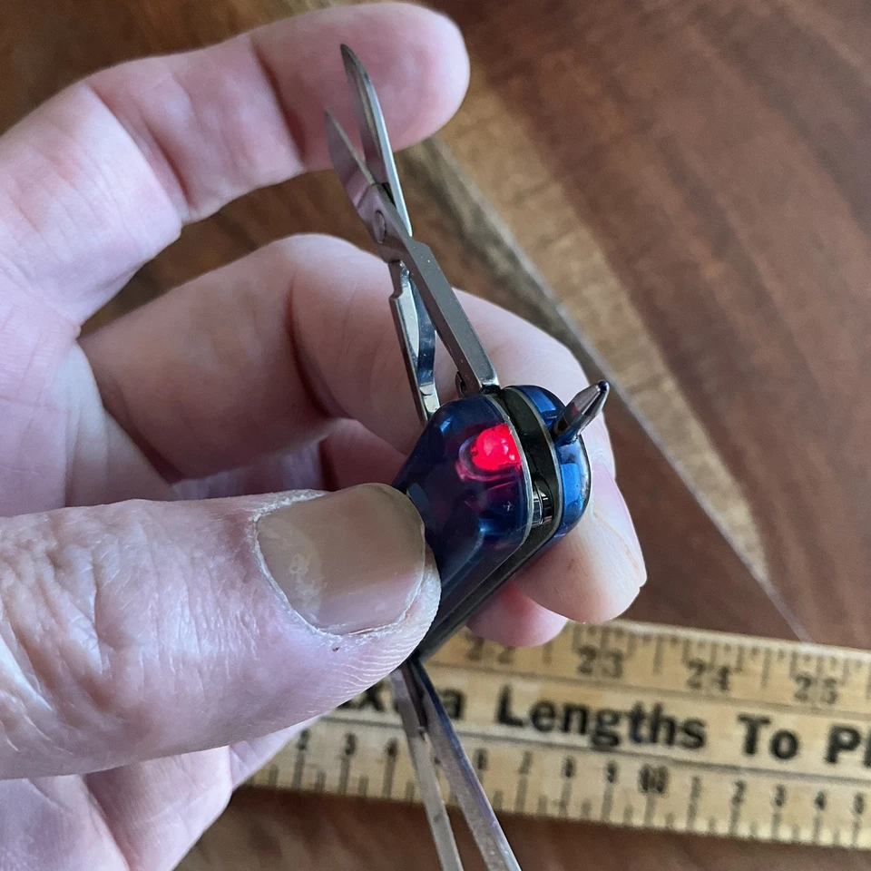 Navaja suiza Victorinox Signature Lite azul translúcido! 58mm, LED Rojo! Foto 3 de 3