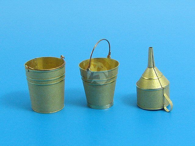 Eureka XXL 1/35 Buckets (2 types) & Funnel for Tank Crew Field Refuelling E-001