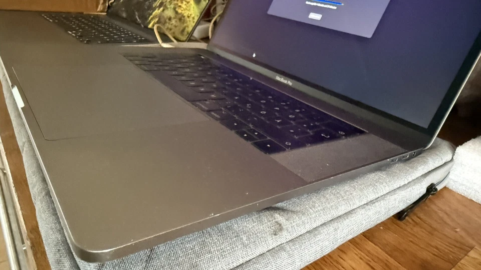Apple MacBook Pro 15" 2017 · i7 · 16GB · 256GB, Foto 2 von 5