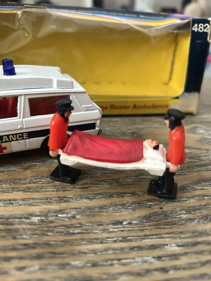 CORGI Range Rover Ambulance &EMT Stretcher 1974 VTG Vehicle Great Britain - Image 2 of 4