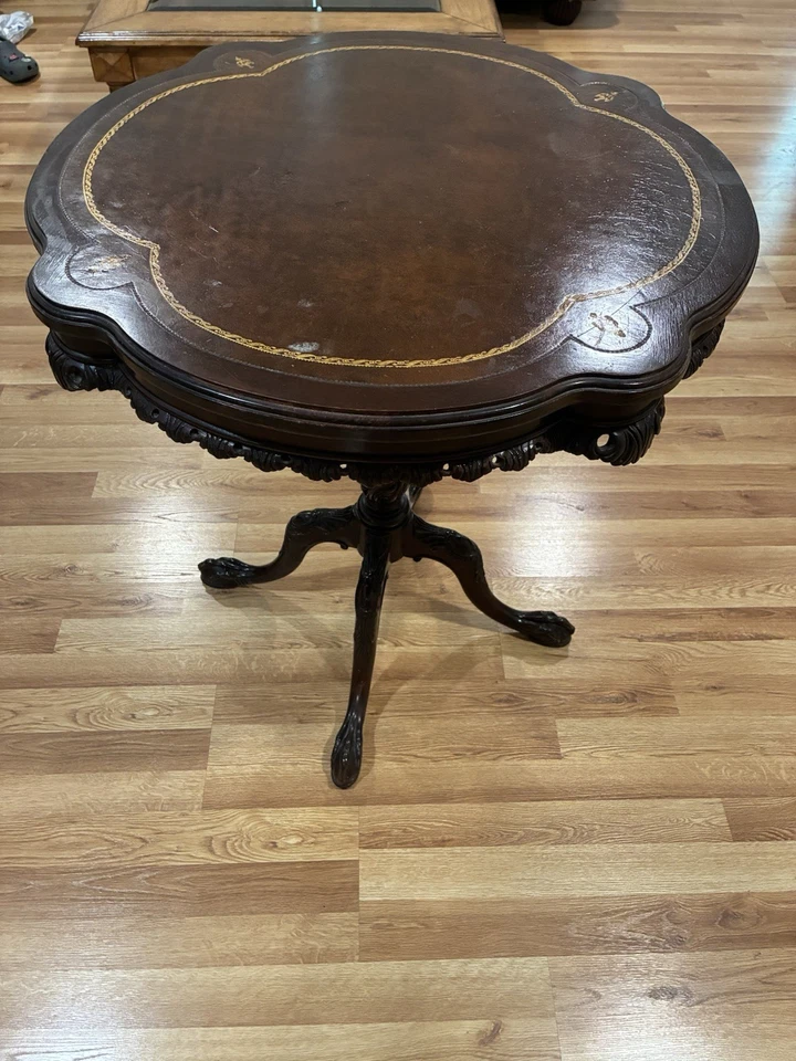 Mesa auxiliar o auxiliar de madera antigua marrón con intrincadas tallas Foto 2 de 3