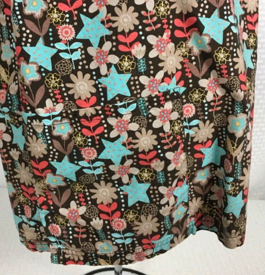 UA Scrubs Womens Scrub Top Size S Brown w Tan Flowers Blue Stars Pockets V neck - Image 4 of 4