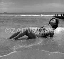 Vtg 1950s Bunny Yeager Joan Rawlings In Bathing Suit On Beach Pin Up Photo #2784