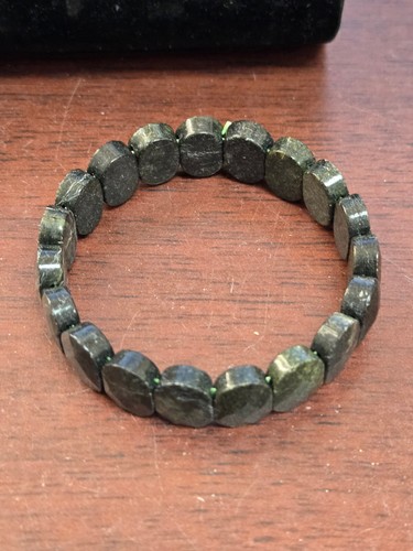 Grade A+ Square Faceted Natural Green Cabachon Crystal Stretch Bracelet - Picture 2 of 6