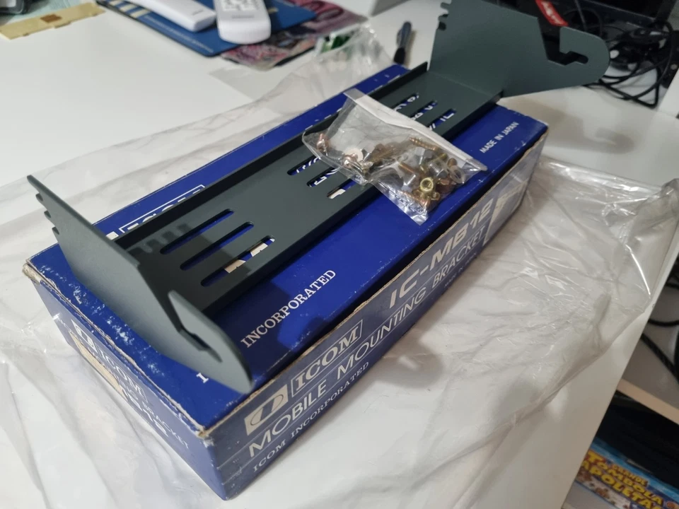 ICOM MB-12 Staffa mobile compatibile con ICOM IC-R8500 / IC-R7000 / IC-R71 - Immagine 2 di 3