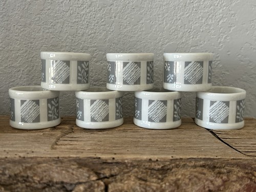 Set (7) Town & Country Linen Ceramic Napkin Rings Floral Print Gray & White 741 - Picture 6 of 10