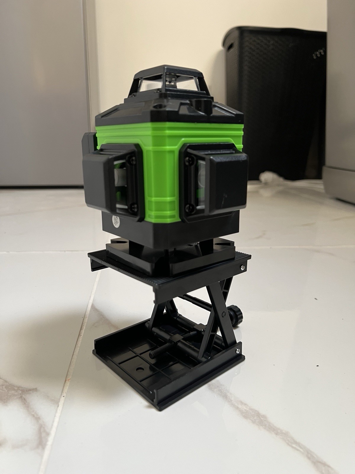 Niveau laser 16 lignes 360 pour corriger les faux aplombs des murs en rénovation