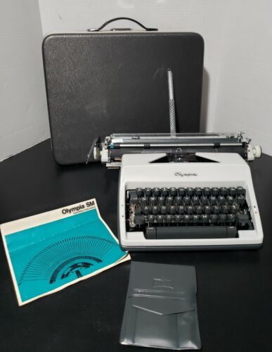 Machine à écrire vintage 1969 OLYMPIA DE LUXE SM9 avec étui, manuel, brosses de nettoyage - Photo 1/23