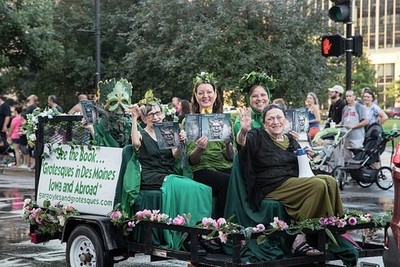 Photo:Des Moines Iowa 2016 Iowa State Fair Parade Grotesques Float Women