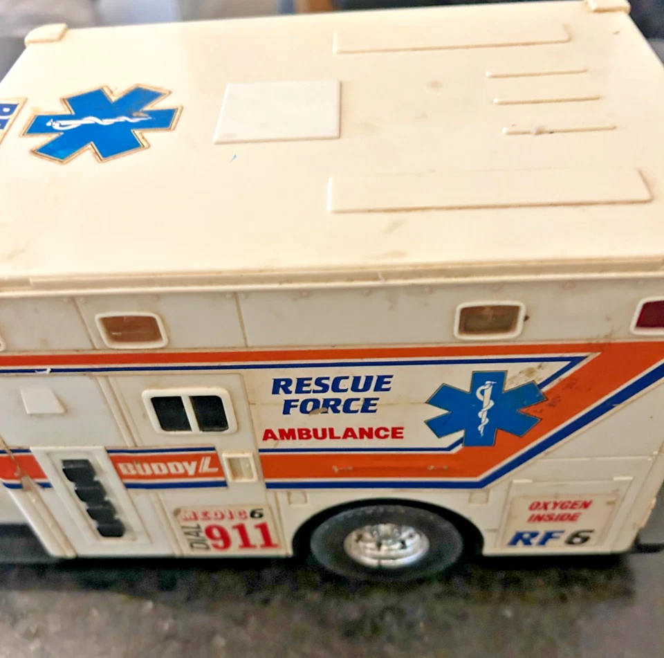 Title (80 characters max) Vintage Buddy L Rescue 18 Ambulance 11x5 Non working - Image 4 of 4
