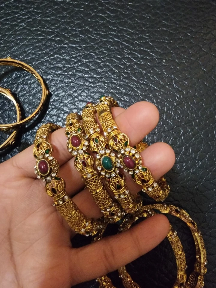 Par de brazaletes nupciales enchapados en oro Kundan indio paquistaní de Bollywood Foto 2 de 4