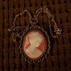Vintage Cameo Womans Brooch Pin/Pendant Costume Jewelry Gold Toned w/chain