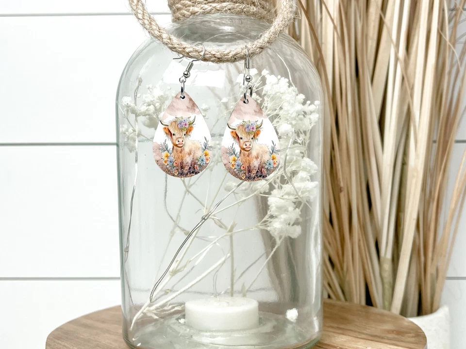 Pendientes colgantes impresos Highland Cow Baby hechos a mano con lágrima de madera Foto 4 de 4