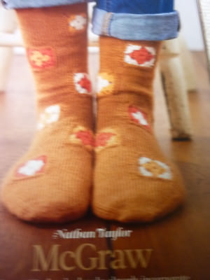  Strickanleitung für Paar hübsche Damensocken in 4-fädig mit Häkeleinsätzen.
