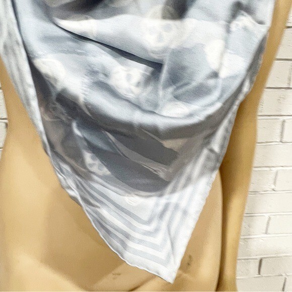 【送料&関税込】Alexander McQueen Fo Biker 90x90 Twill Silk Alexander Mcqueen Fo Biker 90x90 Twill Silk In Lapis Black