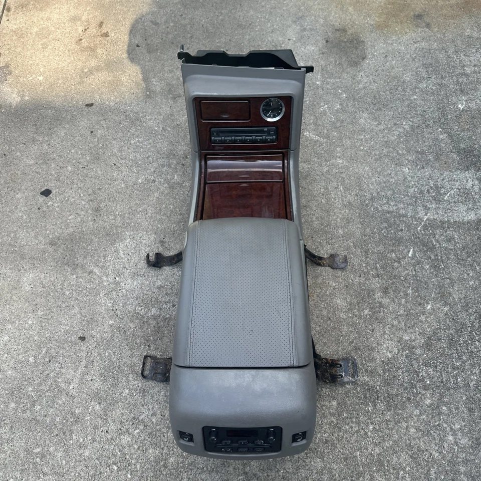 04 05 2005 CADILLAC ESCALADE CENTER FLOOR CONSOLE SHALE WITH WOOD GRAIN - Image 2 of 4
