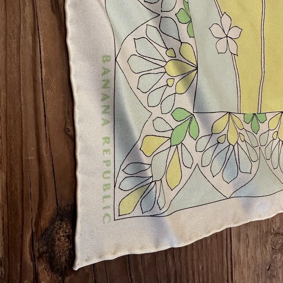 Bufanda Floral Retro BANANA REPUBLIC 100% Seda Amarillo/Verde 28"X 28" Cuadrada  Foto 2 de 4