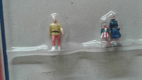 Life-Like HO Scenics 01123 & 01128 walking & standing Painted People - Picture 8 of 12