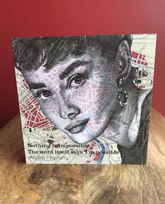 Audrey Hepburn Grußkarte Geburtstag. Federzeichnung über Karte. Rohling innen