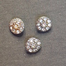 Trois Anciens Petits Boutons En Strass Et Métal Argenté Diamètre 1,1 cm