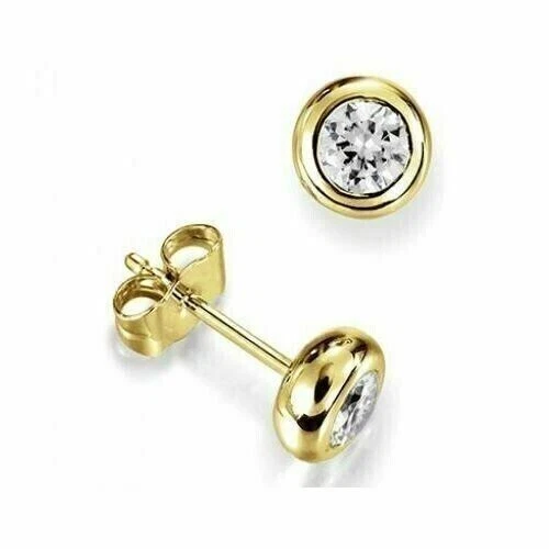 Trending Juego de aretes de oro amarillo de 14 k con bisel de diamantes naturales de corte redondo de 0,60 quilates Foto 4 de 4