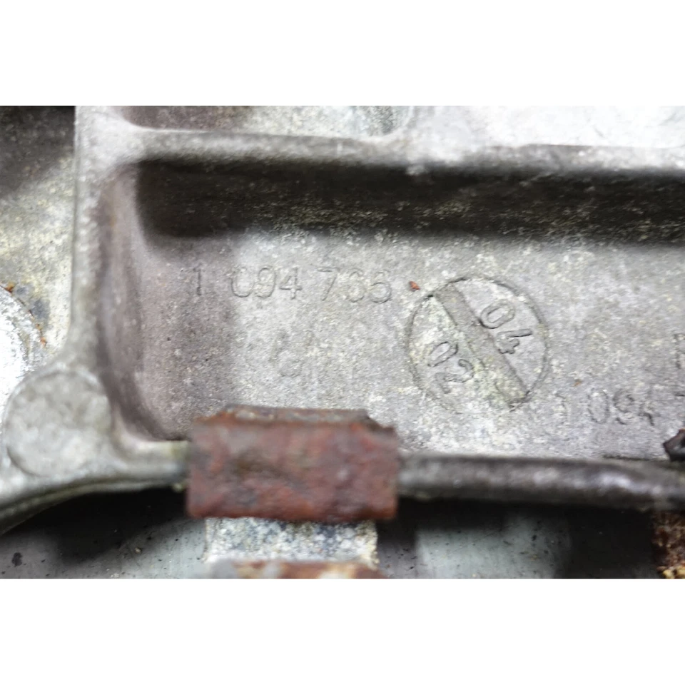 Soporte de montaje transversal para transmisión automática OEM 97-03 BMW E39 540i Touring sedán Foto 4 de 4