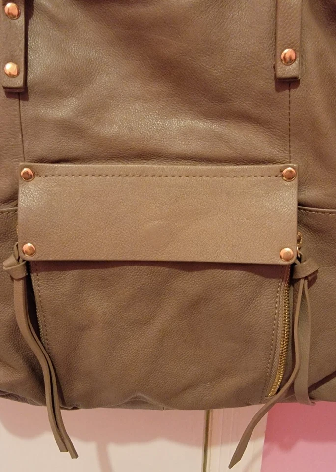 BOLSO DE MANO HOBO DE HOMBRO KOOBA CUERO TOPO SUAVE DORADO CON CREMALLERA EXPANDE TACHUELAS Foto 3 de 4