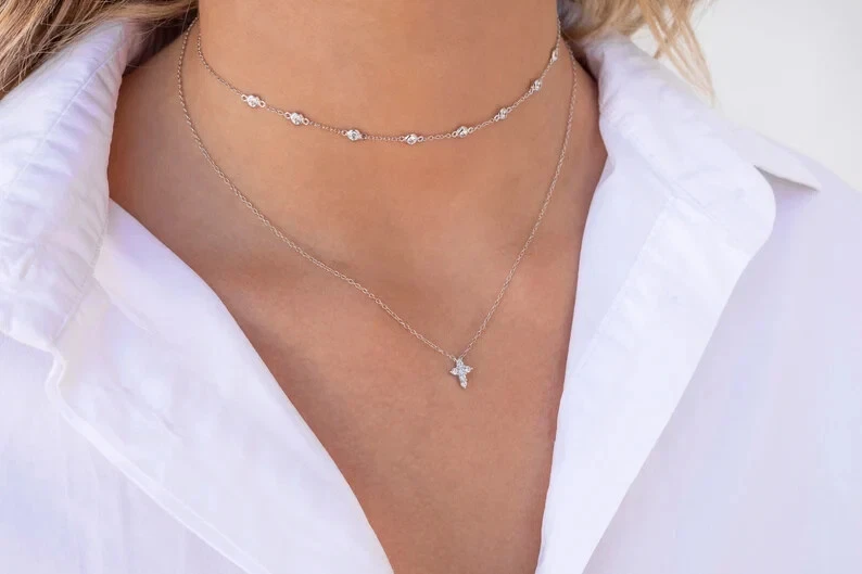 Colgante con dije de cruz pequeña de diamante simulado de corte redondo de 1 quilate enchapado en oro amarillo de 14 k Foto 3 de 4