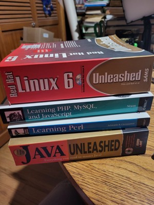 Red Hat Linux 6 Unleashed SAMS with disk. PLUS 3 more books, in lot5
