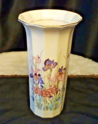 VINTAGE AYAME SEIZAN  IRIS FLOWERS 9 INCH TALL VASE GORGEOUS!