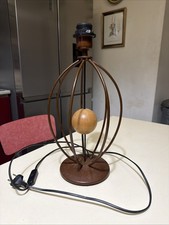 lampe à poser design et originale en métal et bois 