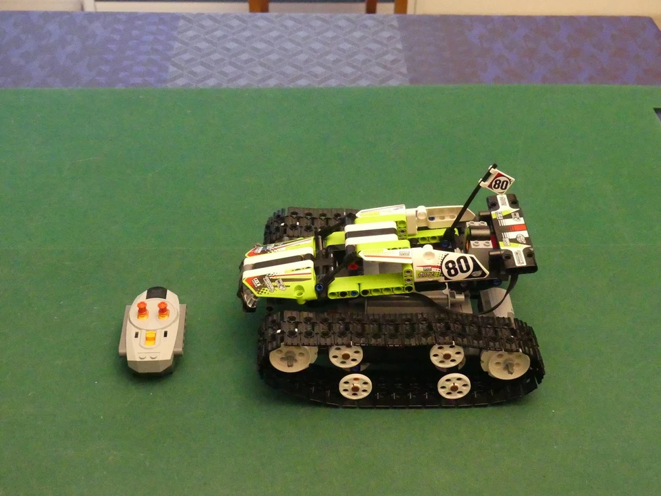 LEGO Technic 42065 RC Tracked Racer, photo 2 sur 3