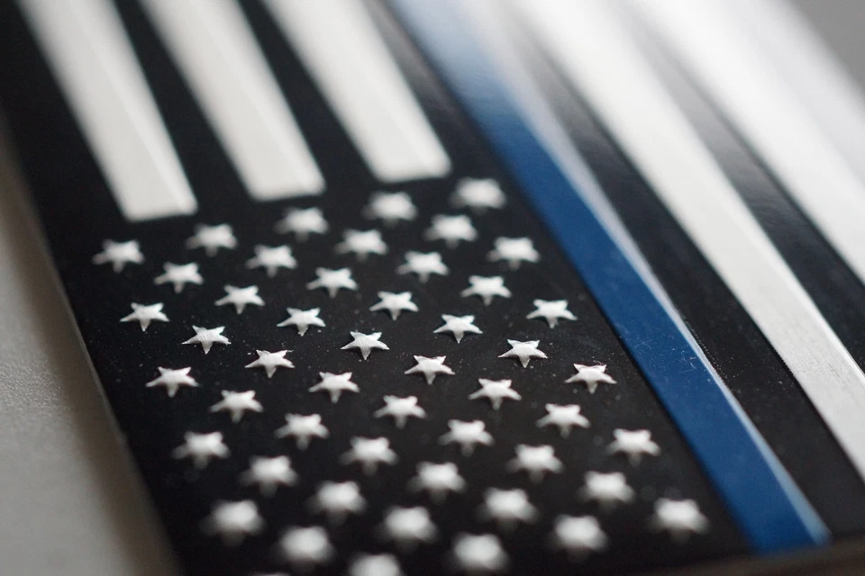 (PAQUETE DE 4) Calcomanía Adhesiva Aluminio Oficial de Policía Línea Azul Delgada Bandera Americana Foto 3 de 4