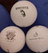 3 BOLAS CON LOGOTIPO DE CAMPO DE GOLF SILBANDO ESTRECHOS, PELICAN HILLS, VENTA DE MANDRIL $17.78