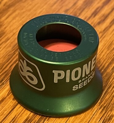 Vintage Pioneer Seed Corn Farm Advertising Fizz Wizz Aluminum Bottle Cap