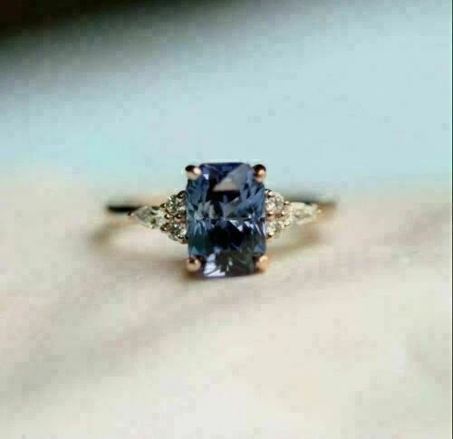 Anel solitário feminino alexandrita esmeralda criado em laboratório 2 quilates acabamento em ouro rosa 14K - Imagem 3 de 4