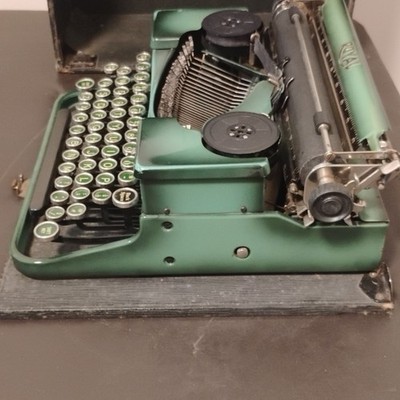 1929 Green Royal P176686 Portable Typewriter W/ Black Case Art