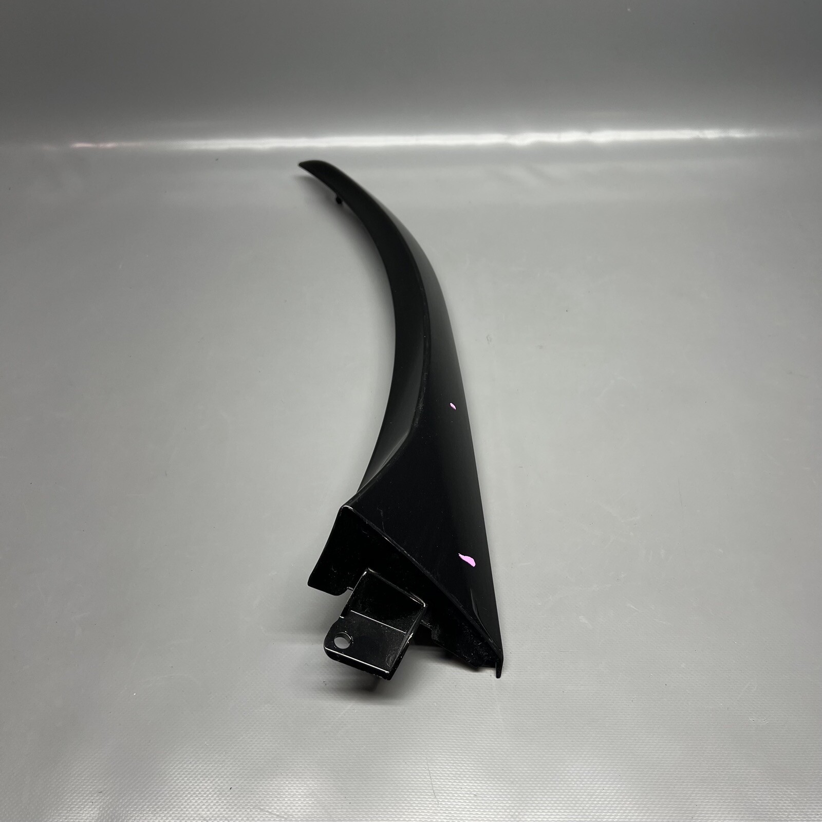 MASERATI LEVANTE TAILGATE BACKDOOR SPOILER LEFT 2017 18 19 2020 OEM 670111581