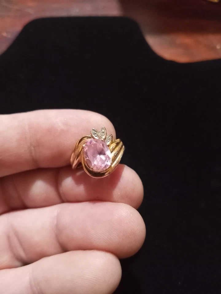 Anillo con detalles de diamantes de cuarzo rosa de oro macizo de 10k talla 5. Foto 4 de 4