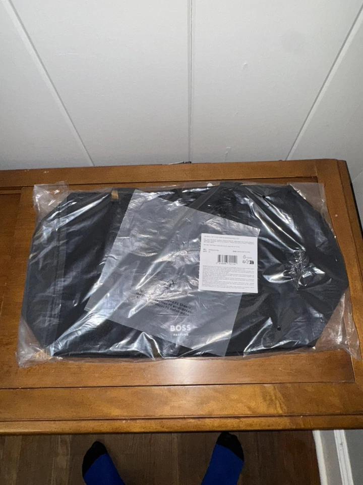 Nuevo—Bolso de fin de semana Boss para hombre, 22,8 L X 12,5 W…  Foto 3 de 4