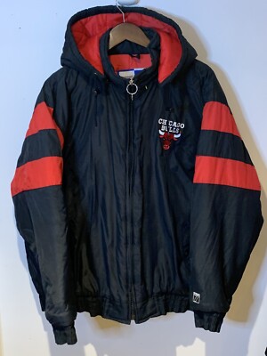 Chicago Bulls Logo 7 ナイロンジャケット　中綿 Vintage Logo 7 NBA Chicago Bulls Puffer Jacket Black Red
