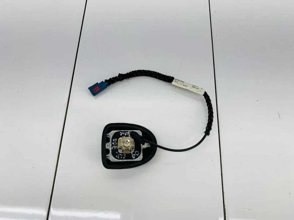 09-11 MERCEDES BENZ SLK300 REAR TRUNK LID GPS ANTENNA MODULE & CABLE OEM - image 3 of 4