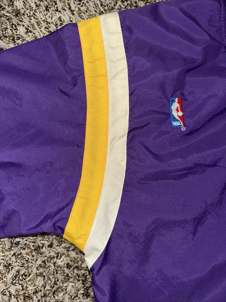 RARO DE COLECCIÓN 90s Los Angeles Lakers Campeón Calentamiento Traje Chaqueta Hombre Pequeño NBA Foto 3 de 4