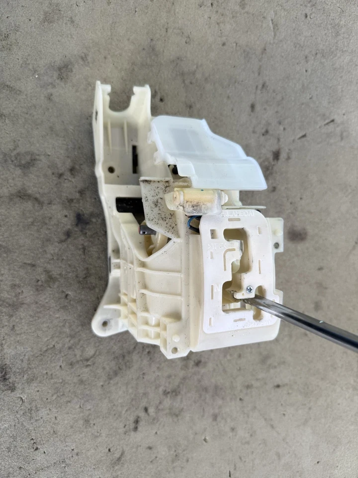 2009-2014 Hyundai Genesis Automatic Transmission Shifter Assembly Oem Unit  - Image 2 of 4