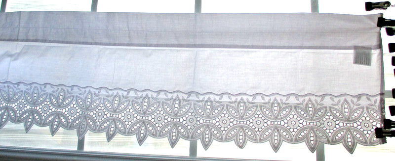 NWT NEW COUNTRY CURTAINS Cotton blend Curtain Valance 23 x 42 Eyelet Lace Edge