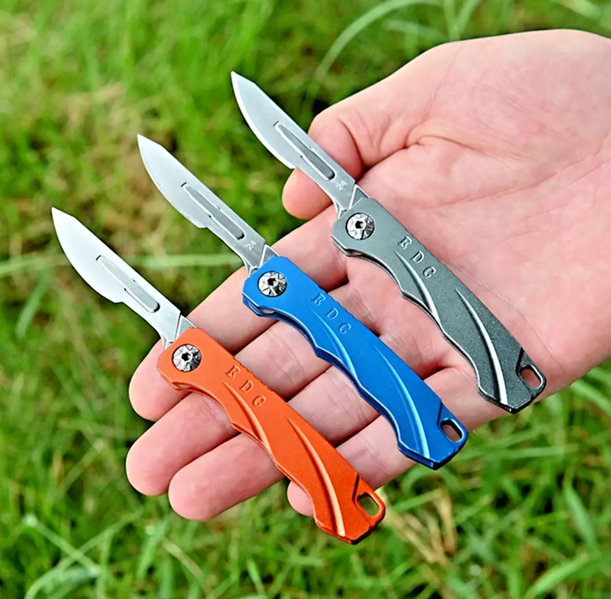 Folding scalpel handle outlet