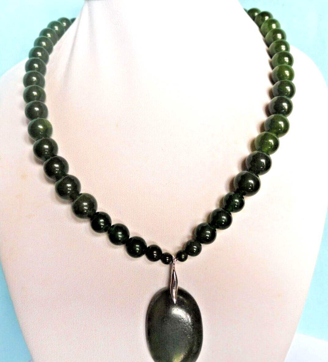 Collier en jade de Birmanie véritable 285 carats un symbole de sérénité et de protection