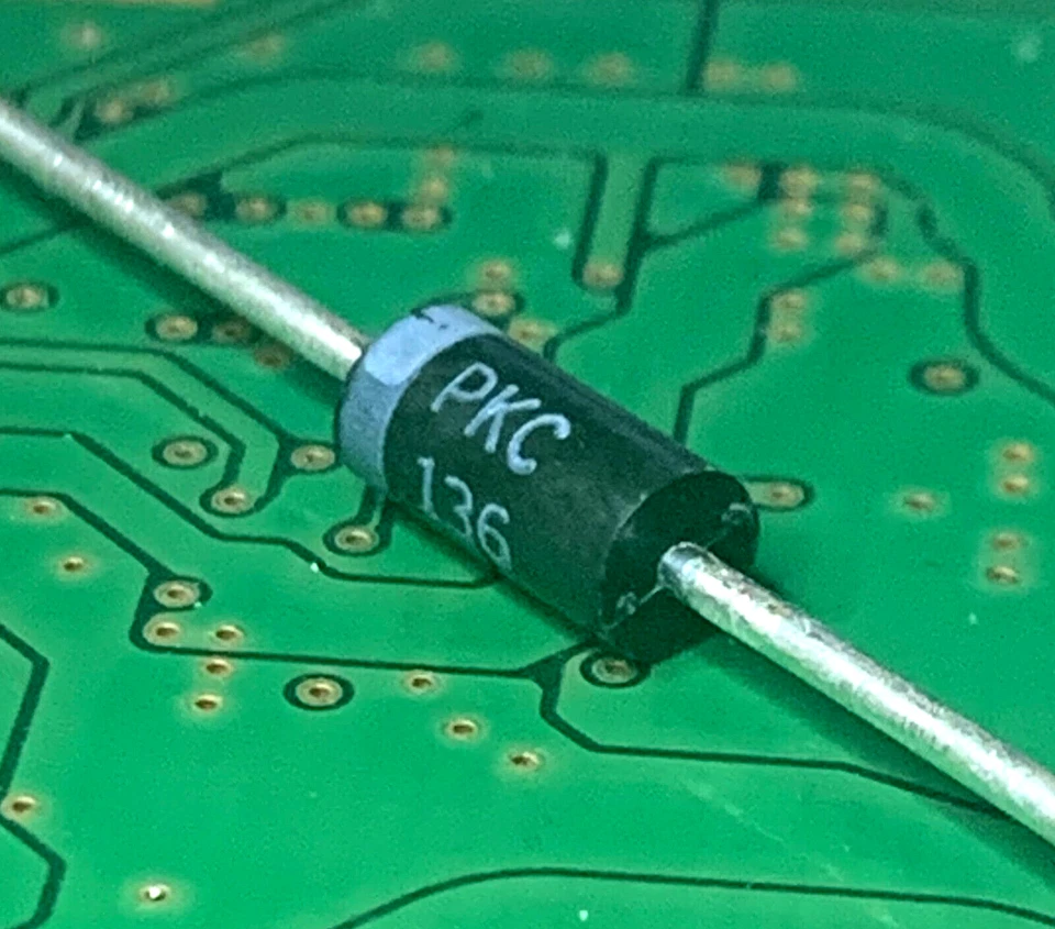 DIOTEC SEMICONDUCTOR PKC136 Diodo TVS+FRD 700V 600W DO15